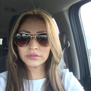 Meet your Posher, Yanet